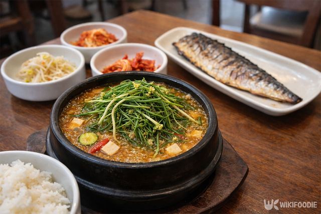 고등어 구이 정식과 달래 된장찌개. / 위키푸디