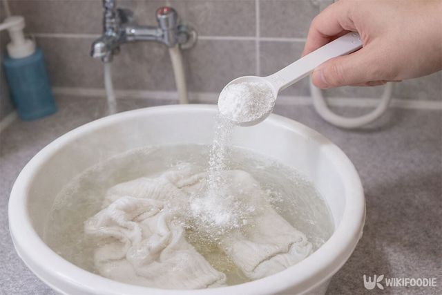 흰 양말이 베이킹소다를 한 스푼 넣고 있다. / 위키푸디