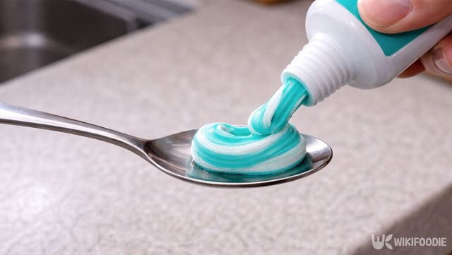 수저에 치약을 짜고 있다. / 위키푸디