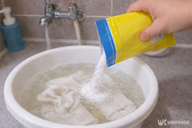 흰 양말이 담긴 대야에 과탄산소다를 붓고 있다. / 위키푸디