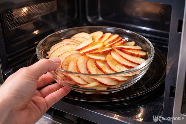 올리브유를 두른 사과를 전자레인지에 넣고 있다. / 위키푸디