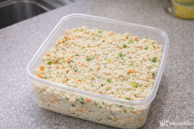 플라스틱 용기에 반죽을 평평하게 담은 모습. / 위키푸디