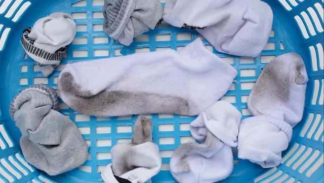 더러워진 흰 양말이 바구니에 담겨 있다. / Bowonpat Sakaew-shutterstock.com