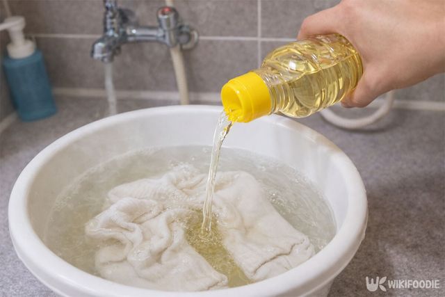 흰 양말이 담긴 대야에 식초를 붓고 있다. / 위키푸디