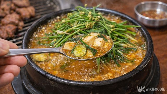 달래 된장찌개를 한 스푼 뜬 사진. / 위키푸디