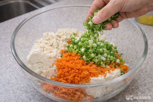 으깬 두부에 잘게 다진 채소를 넣고 있다. / 위키푸디