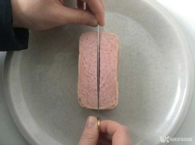 스팸을 제대로 자르는 모습. / 위키푸디