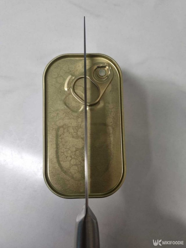 스팸을 세로로 자르는 모습. / 위키푸디