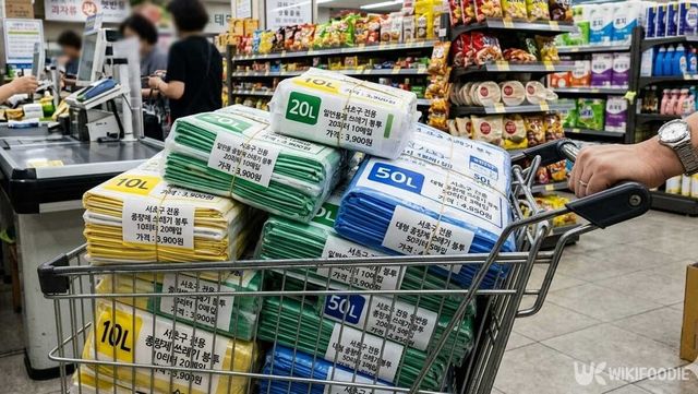 기사 이해를 돕기 위해 AI로 재연한 종량제 봉투 품귀현상. / 위키푸디