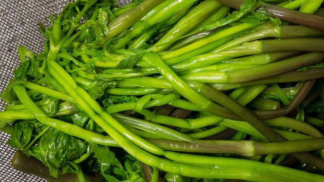 뜨거운 물에 데친 미나리다. / ACLJ-shutterstock.com