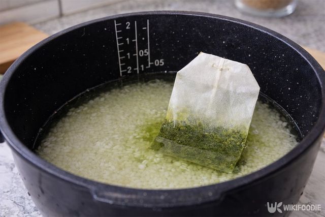 밥솥에 녹차티백을 넣은 모습. / 위키푸디