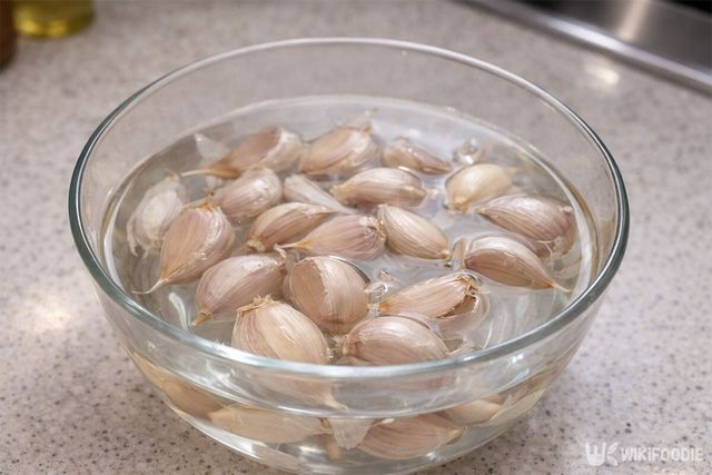 마늘을 물에 담근 모습. / 위키푸디