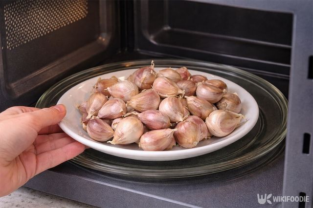 전자레인지 안에 마늘을 넣는 모습. / 위키푸디