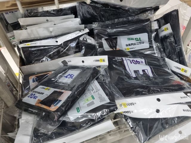 31일 서울 종로구 한 다이소에 손잡이형 검은색 비닐봉투가 진열돼 있다. / 위키푸디