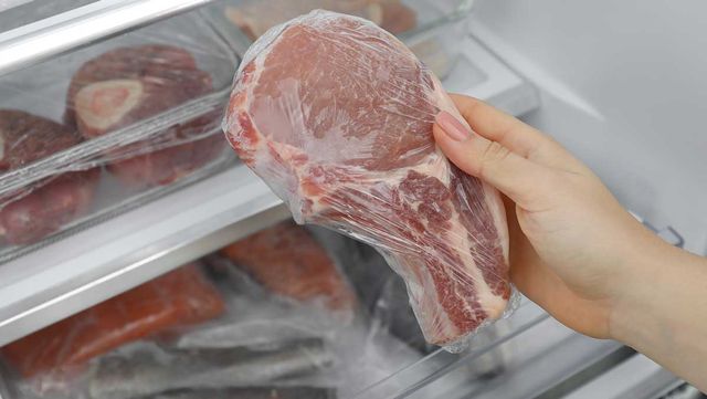 냉동 고기를 냉동실에서 꺼내고 있다. / New Africa-shutterstock.com