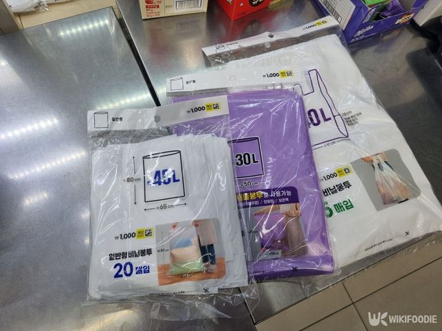 31일 서울 종로구 한 다이소 매장에 30L, 40L, 45L 비닐봉투가 쌓여있다. / 위키푸디