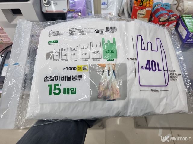 다이소 매장에서 판매 중인 15개입 손잡이형 40L 비닐봉투/ / 위키푸디