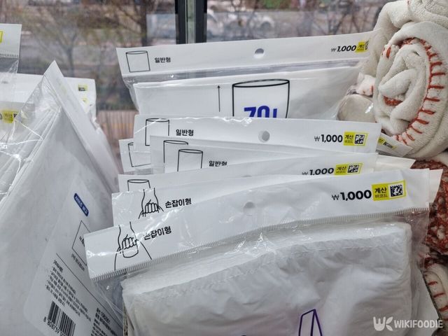 31일 서울 종로구 다이소몰에 흰색 색상의 손잡이형 비닐봉투가 쌓여있다. / 위키푸디