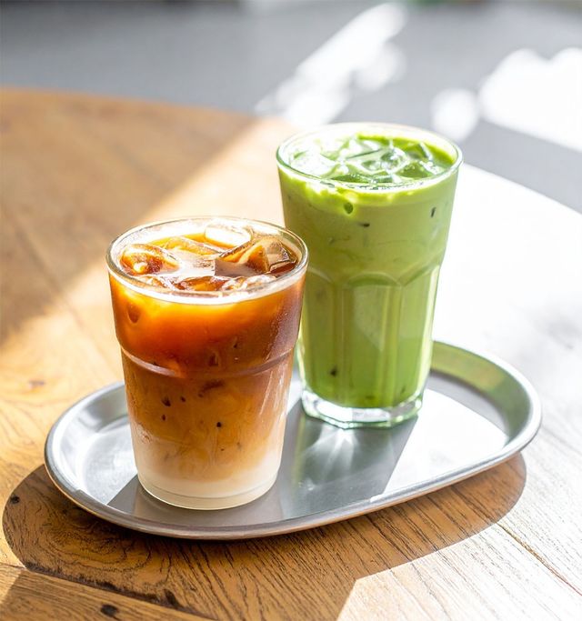 아이스커피와 녹차 라떼. / nessa photo-shutterstock.com