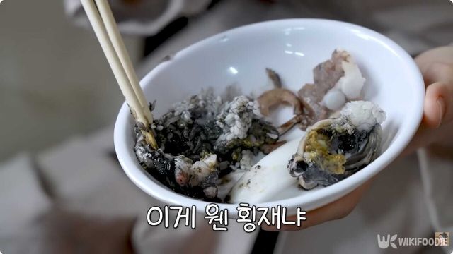 호일에 구운 알주꾸미를 맛보는 한가인. / 유튜브 '자유부인 한가인'