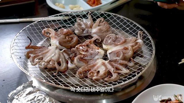 알주꾸미를 굽는 모습. / 유튜브 '자유부인 한가인'