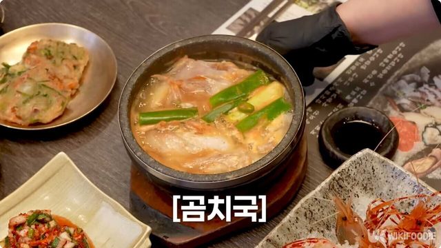 한가인이 곰치국을 주문했다. / 유튜브 '자유부인 한가인'