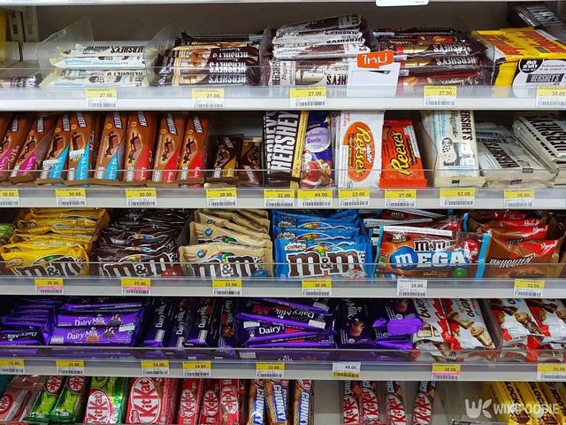 마트에 진열된 초콜릿. / NikomMaelao Production-shutterstock.com