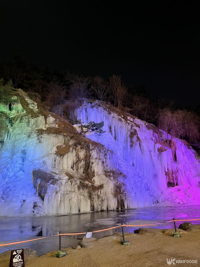한 겨울에 설경으로 뒤덮인 폭포. / 위키푸디