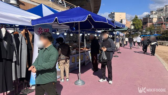 동네 장터가 열린 서대문구 폭포다. / 위키푸디