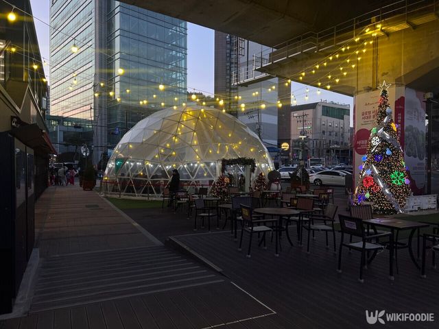 밤에 카페 폭포에서 찍은 사진. / 위키푸디