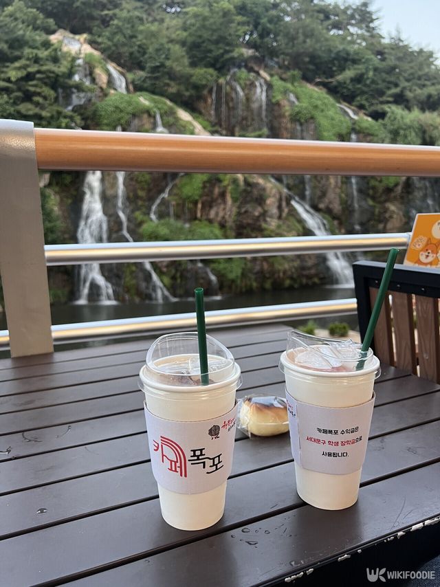카페에서 바라본 홍제폭포 풍경 / 위키푸디
