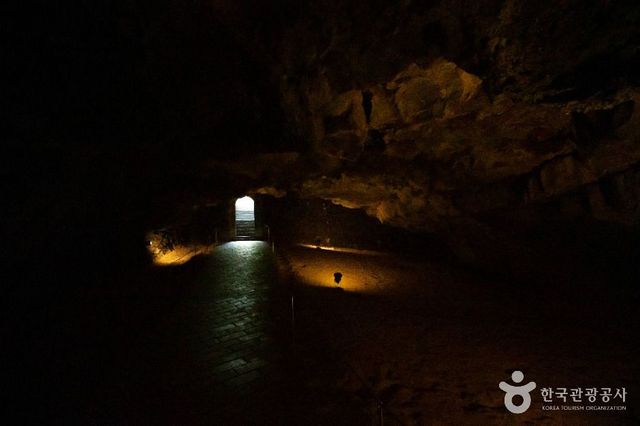 쌍용굴 내부 사진. / 한국관광공사