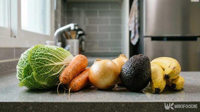 안심하고 먹어도 되는 식재료로 선정된 양배추, 당근, 양파, 아보카도, 바나나. / 위키푸디