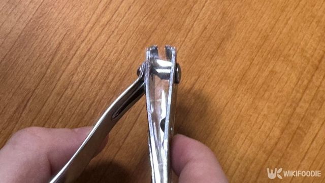 손톱깎이 옆면에 테이프를 직접 붙인 모습. / 위키푸디