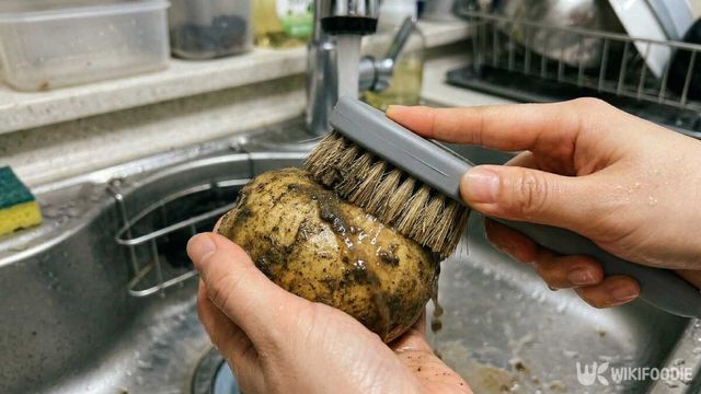 감자를 닦는 모습. / 위키푸디