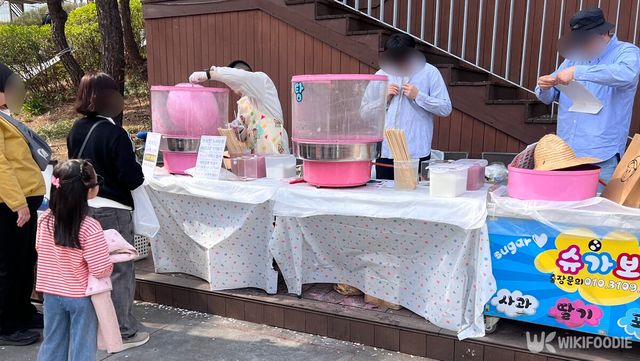 석촌호수 벚꽃축제에서 솜사탕과 간식을 고르는 방문객들이다. / 위키푸디