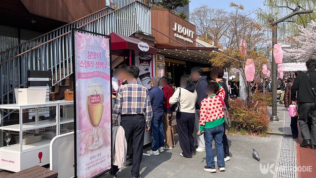 석촌호수 벚꽃축제 가게 앞, 길게 줄 선 방문객들이다. / 위키푸디