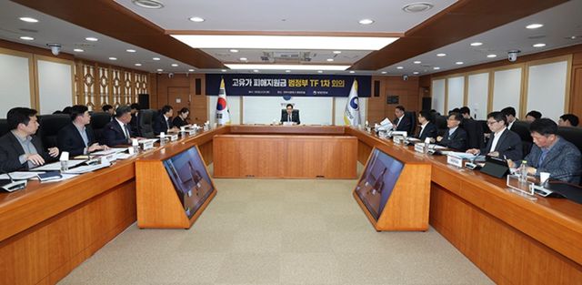 김민재 행정안전부 차관이 지난달 31일 오후 서울 종로구 정부서울청사에서 열린 '고유가 피해지원금 범정부 TF 1차 회의'를 주재하며 발언하고 있다. / 행정안전부 제공