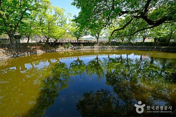 무진정 연못 전경. / 한국관광공사