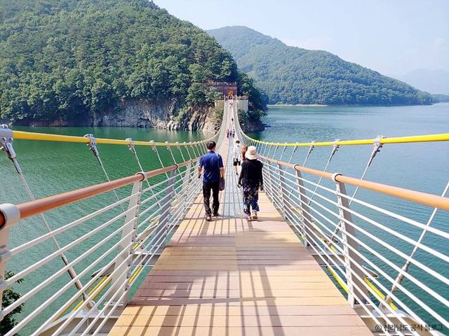 황금빛 출렁다리. / 출처 전라남도 공식 블로그