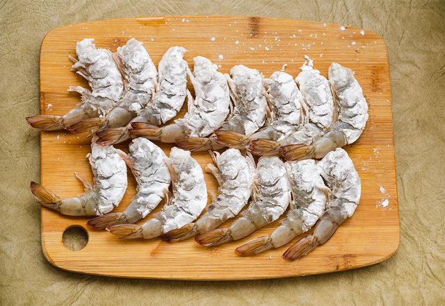 머리를 제거한 새우에 밀가루를 묻힌 모습. / ZCOOL HelloRF-shutterstock.com