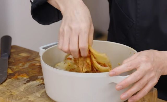 손으로 양념이 김치 사이사이에 잘 배도록 골고루 버무려주는 과정. / 급식대가 공식 유튜브 채널