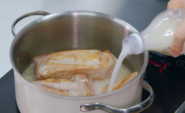 보쌈에 막걸리를 넣고 있다. / '아기맹수 김시현‘ 공식 유튜브
