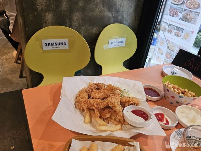 지난해 10월 이재용 삼성전자 회장과 정의선 현대차그룹 회장이 방문했던 깐부치킨 삼성점 모습. 두 회장이 앉았던 자리가 표시돼 있다. / 위키푸디