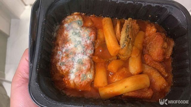 기사 이해를 돕기 위해 AI로 생성한 덜 익은 치킨 사진.