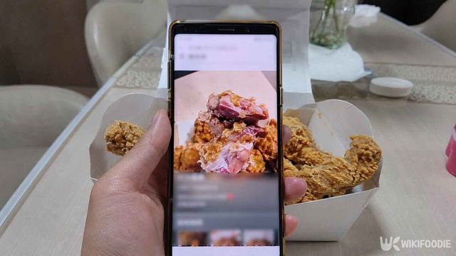 기사 이해를 돕기 위해 AI로 생성한 덜 익은 치킨 사진.