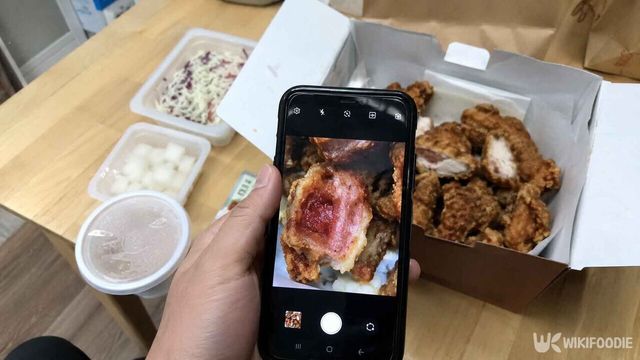 기사 이해를 돕기 위해 AI로 생성한 덜 익은 치킨 사진.