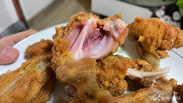 기사 이해를 돕기 위해 AI로 생성한 덜 익은 치킨 사진.