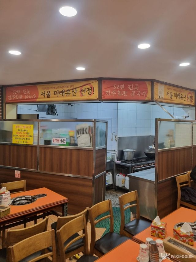 서울 진주회관에서 촬영한 콩국수 사진. / 위키푸디