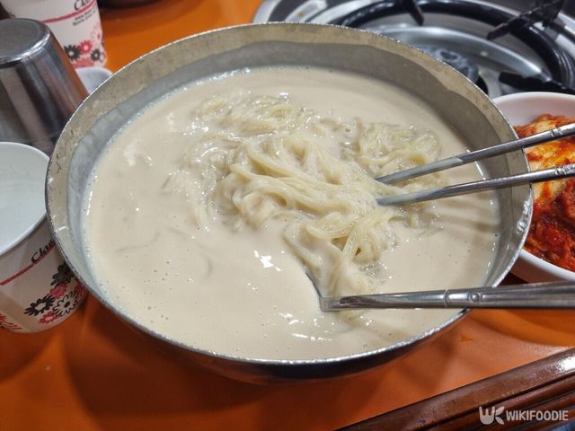 서울 진주회관에서 촬영한 콩국수 사진. / 위키푸디